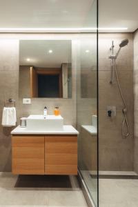 La salle de bains est pourvue d'un lavabo et d'une douche. dans l'établissement Exclusivo apartamento en Punta Carretas, à Montevideo