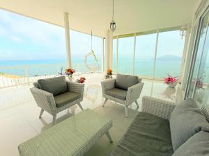 sala de estar con vistas al océano en Paradise Island, en Tilarán
