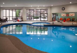 uma grande piscina com água azul num quarto de hotel em Hampton Inn Charleston-Southridge em Charleston