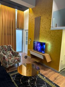 Μια τηλεόραση ή/και κέντρο ψυχαγωγίας στο Rent Room 3 Rolandi Apartments