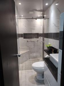 La salle de bains est pourvue de toilettes, d'un lavabo et d'une douche. dans l'établissement Alquiler por días en Armenia Casahotel Villahermosa, à Armenia