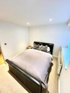 a bedroom with a large bed in a room at Gem in Wellingborough in Wellingborough