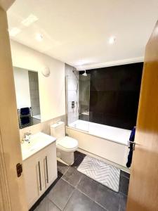 韋靈伯勒的住宿－Gem in Wellingborough，浴室配有盥洗盆、卫生间和浴缸。