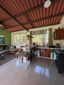 Llano Grande的住宿－La Quinta del Valle，厨房以及带桌子的客厅。