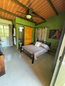 a bedroom with a bed and a ceiling fan at La Quinta del Valle in Llano Grande