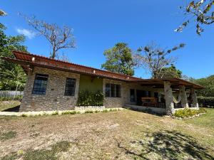 kamienny dom z dachem na dziedzińcu w obiekcie La Quinta del Valle w mieście Llano Grande