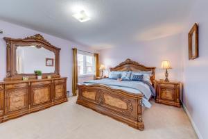1 dormitorio con cama grande de madera y espejo en Avid vacation palace in Castlemore , Brampton, en Brampton