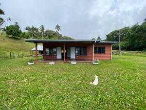 una piccola casa in mezzo a un campo di Tobu House a Savusavu