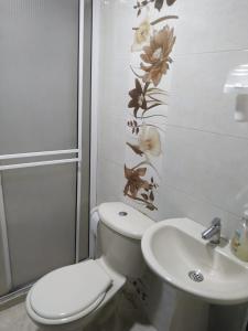 a bathroom with a toilet and a sink at Habitación Amplia cerca al Éxito de la Cra 27 in Barranquilla