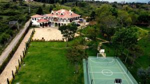 una vista aérea de una casa con pista de tenis en CASA RETIRO REAL, en Villa de Leyva