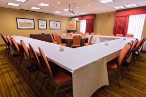 una sala de conferencias con una mesa grande y sillas en Hampton Inn & Suites Jacksonville, en Jacksonville