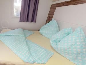 Postel nebo postele na pokoji v ubytování Mobile Home in Bodensdorf near Ski & Lake