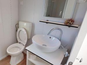 Koupelna v ubytování Mobile Home in Bodensdorf by Lake Ossiach