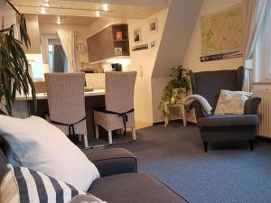 sala de estar con sofá, sillas y mesa en Apartment in Lower Saxony, en Halstenbek