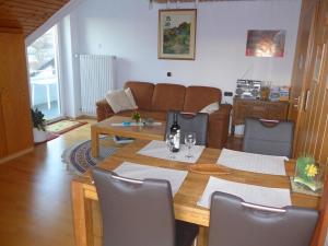 - un salon avec une table et un canapé dans l'établissement Apartment in Zickhusen OT Drispeth, à Langenargen
