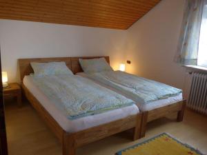 - une chambre avec 2 lits dotés d'oreillers bleus dans l'établissement Apartment in Zickhusen OT Drispeth, à Langenargen