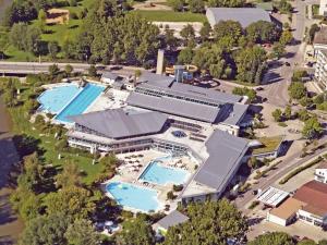 una vista aérea de un complejo con 2 piscinas en Apartment with beautiful sea view en Pappenheim