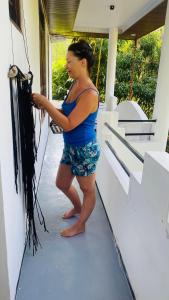 een vrouw die op een boot staat bij Silence Paradise in Tangalle