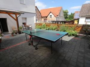 una mesa de ping pong en un patio con en Holiday apartment Old Town Hall, en Tauberbischofsheim
