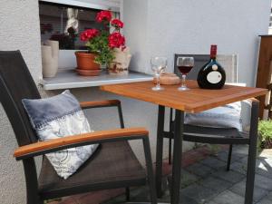 uma mesa e dois copos de vinho num pátio em Holiday apartment Old Town Hall em Tauberbischofsheim