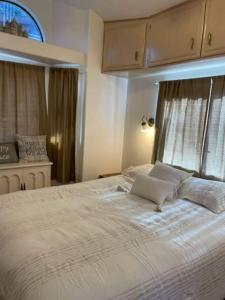 1 cama blanca grande con 2 almohadas encima en Oceanview Cabin 25 W Jacuzzi & Pleasant Views, en Smith River