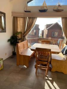 comedor con mesa y sillas y balcón en Oceanview Cabin 25 W Jacuzzi & Pleasant Views, en Smith River