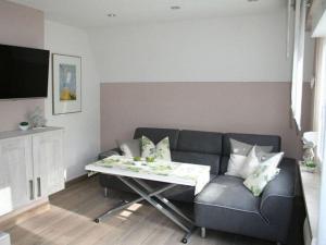 uma sala de estar com um sofá e uma mesa em Cosy apartment in Schmogrow em Schmogrow