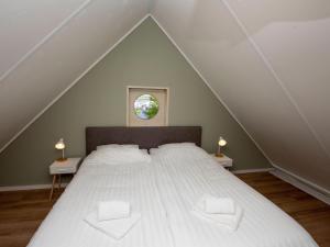 Tempat tidur dalam kamar di spacious holiday home with private jetty