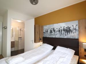 - une chambre avec un lit et une peinture murale dans l'établissement Wheelchair accessible villa in Friesland, à Leons