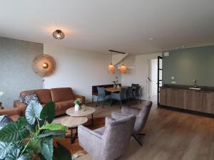 - un salon avec un canapé et une table dans l'établissement Wheelchair accessible villa in Friesland, à Leons