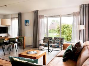 Χώρος καθιστικού στο Bungalow in Friesland with Private Spa & Sloop