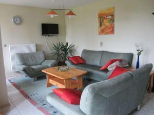 蒙紹的住宿－Lovely apartment in Monschau，客厅配有两张沙发和一张桌子