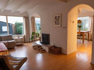 Μια τηλεόραση ή/και κέντρο ψυχαγωγίας στο Holiday Home near Noordwijk Beach