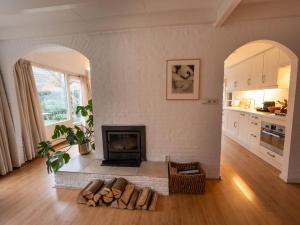 Η κουζίνα ή μικρή κουζίνα στο Holiday Home near Noordwijk Beach