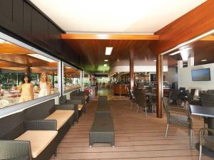 Restaurace v ubytování Modern Chalet in Pine Grove