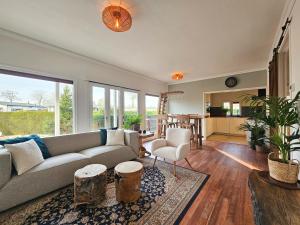 Ruang duduk di Beautiful holiday home with spacious garden