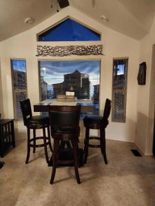comedor con mesa, sillas y ventana en Oceanview Cabin 26 W Jacuzzi & Striking Views, en Smith River