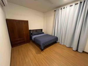 1 dormitorio con cama y ventana grande en EcoPark Condo, 5mins to airport, malls & eatery en Miri