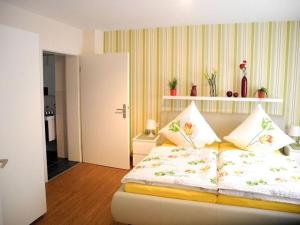 Appealing apartment in Sankt Aldegund tesisinde bir odada yatak veya yataklar
