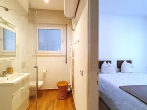 Ένα ή περισσότερα κρεβάτια σε δωμάτιο στο Apartment by Lake Maggiore with Mountain Views