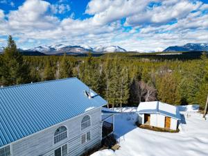 een luchtzicht op een huis in de sneeuw bij Glacier Dream Escape in Coram