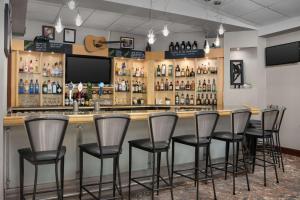 a bar with six chairs in front of a counter at Hampton Inn Easton in Easton