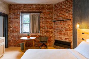 In The Brick Spa And Hotel客房内的一张或多张床位