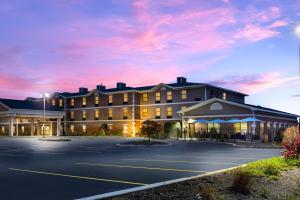 un gran edificio con un estacionamiento delante de él en Hampton Inn & Suites Petoskey, en Petoskey