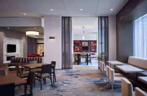 um restaurante com mesas e cadeiras e uma sala de jantar em Hampton Inn by Hilton Chicago Downtown West Loop em Chicago