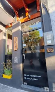 una porta per un ristorante con un cartello sopra di Hostería Suites Del Centro a Santa Rosa de Calamuchita