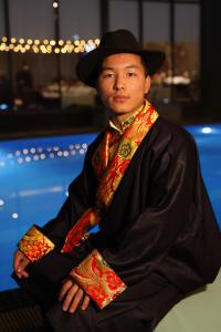 加德滿都的住宿－Hotel Dolmaling，戴帽子和领带的年轻人