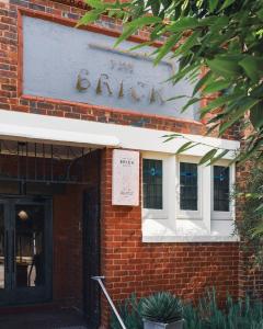 - un bâtiment en briques avec un panneau indiquant les bains dans l'établissement In The Brick Spa And Hotel, à Melbourne