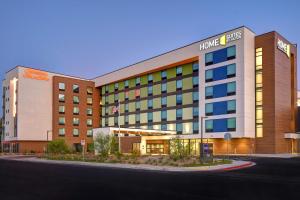 拉斯維加斯的住宿－Hampton Inn & Suites Las Vegas Convention Center - No Resort Fee，街道上酒店大楼的 ⁇ 染