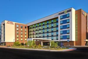 um edifício de escritórios com um hotel Hilton numa rua em Hampton Inn & Suites Las Vegas Convention Center - No Resort Fee em Las Vegas